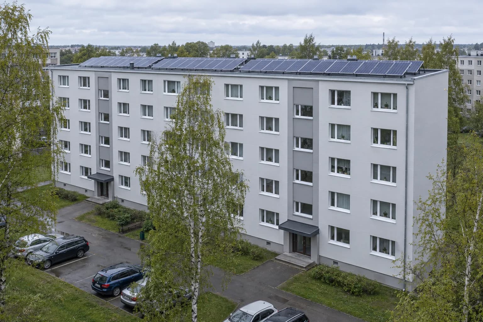 Renoveeritud viiekorruselise paneelmaja lamekatusel on ridadena päikesepaneelid